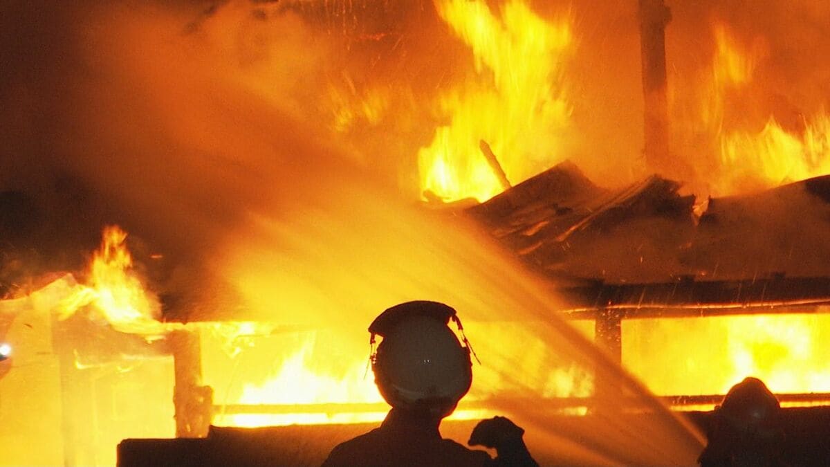 木造平屋建ての住宅が全焼 女性が過呼吸で病院搬送 熊本・天草市