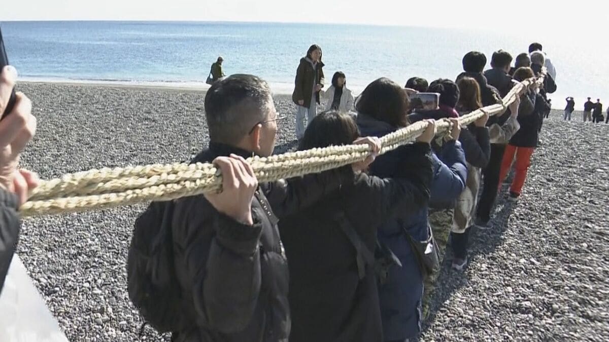 世界遺産 花の窟神社で｢お綱掛け神事｣ 約300人が願いを込めながら170メートルの綱を海岸まで引き延ばす 三重･熊野市