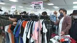 障害のある人たちが手入れ・修繕した商品を格安で販売する恒例のイベント 盛岡市のデパートで「福祉バンク大市」始まる|TBS NEWS DIG