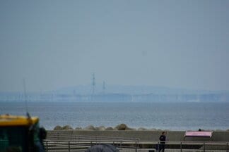 富山湾に春の訪れ…上位蜃気楼「Cランク」観測　対岸の景色が伸び、反転する不思議な光景【6日午後2時20分発表 魚津埋没林博物館】　|　富山のニュース｜天気・防災｜チューリップテレビ