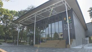 “読書離れ”に挑む 別府市の新図書館「こもれびパーク」1日2500人が来館　足湯・カフェ・音楽スタジオも備える新拠点の戦略　大分　|　大分のニュース｜OBS NEWS｜大分放送