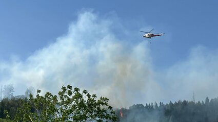 続報】発生から6時間超もいまだ鎮火に至らず 南部町で山林火災が発生中