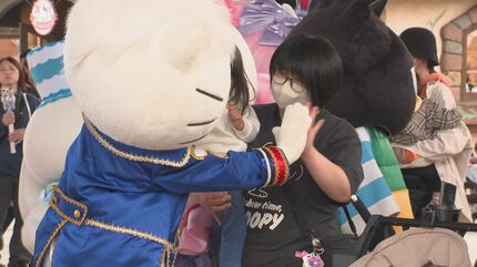ハーモニーランド35周年「タッチできて幸せ」限定衣装のキティたちに