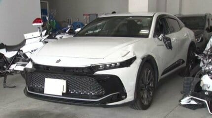 パトカー追跡などに気を取られ時速100キロ超で乗用車を運転中 原付と