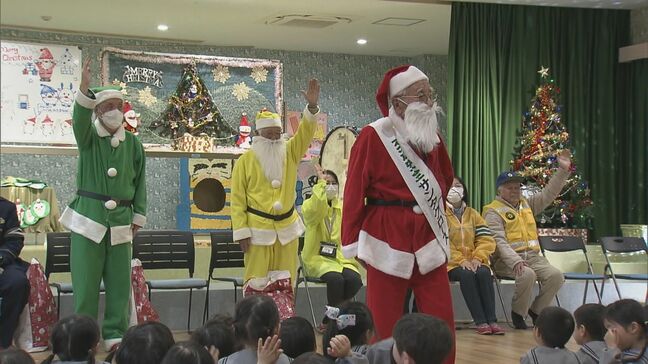 3色の衣装を着たサンタが園児にプレゼント ｢交通安全を守ることを約束した｣ 岐阜県警や交通安全協会などが企画|TBS NEWS DIG