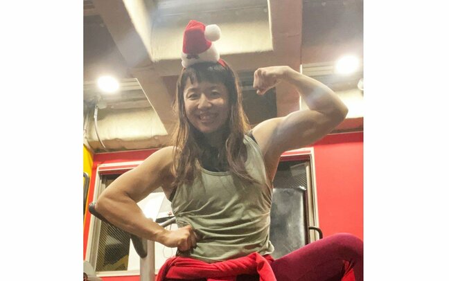 【浜口京子】　「サンタコーデ」で筋トレ　ファン反響　「クリスマス京子ちゃんかっこかわいい」|TBS NEWS DIG