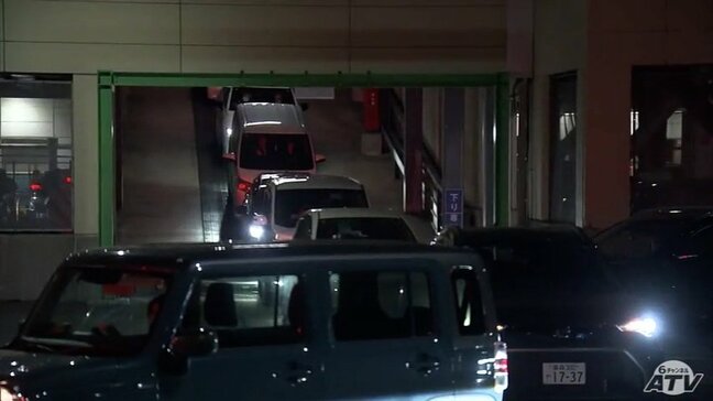 出庫に2時間以上待つ人も「返金対応あってほしい…」車衝突で新青森駅に隣接の駐車場の出口の一部が故障　ゴールデンウィーク最終日に大渋滞　復旧は8日の見込み|TBS NEWS DIG