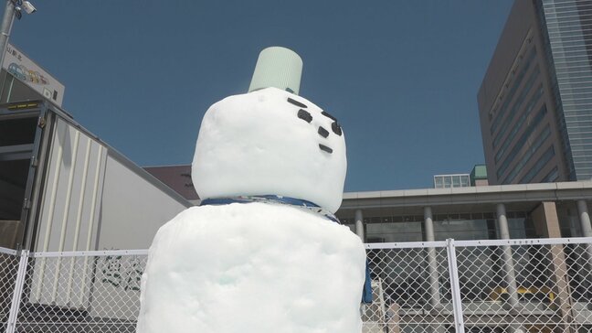真夏なのに“雪の広場”が出現 1.6mの“雪だるま”も...真夏の雪体験イベント「涼しくてありがたい」 富山|TBS NEWS DIG