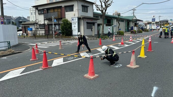 東京・足立区の水道管工事現場で道路陥没のおそれ　約500メートルにわたり通行止め|TBS NEWS DIG