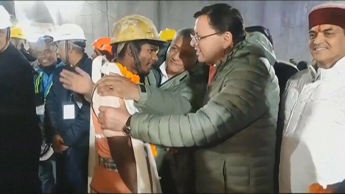 【速報】インド北部トンネル崩落事故、2週間以上閉じ込められていた作業員41人を全員救助|TBS NEWS DIG