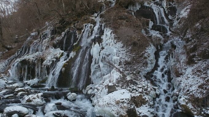 凛とした風景　吐竜の滝が凍る　山梨　|　山梨のニュース | ＵＴＹテレビ山梨