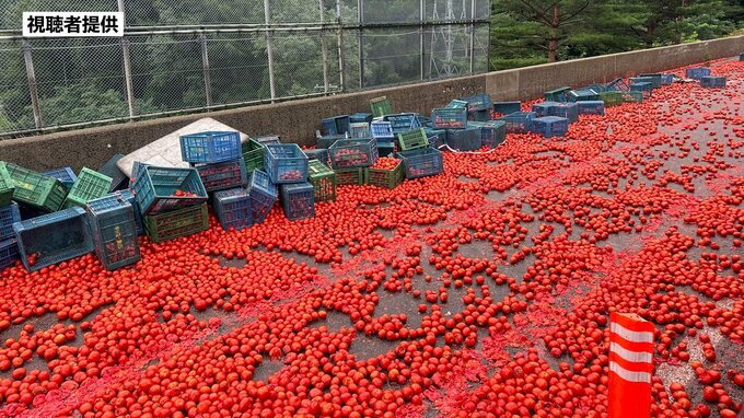 東北道が一面真っ赤に‥　路上に散乱したのはトマト　撤去作業で約4時間半にわたり通行止め　秋田・鹿角市|TBS NEWS DIG