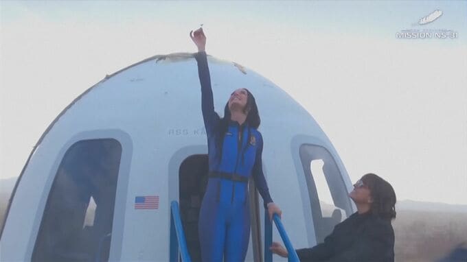 ケイティ・ペリーさんら女性6人を乗せた宇宙船打ち上げ成功　米・宇宙開発会社「ブルーオリジン」|TBS NEWS DIG