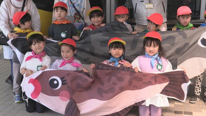 全国有数の水揚げ量を誇る「宮古の真鱈」がモチーフ　「こいのぼり」ならぬ「たらのぼり」掲揚式　こどもの日に向けた取り組み　岩手|TBS NEWS DIG