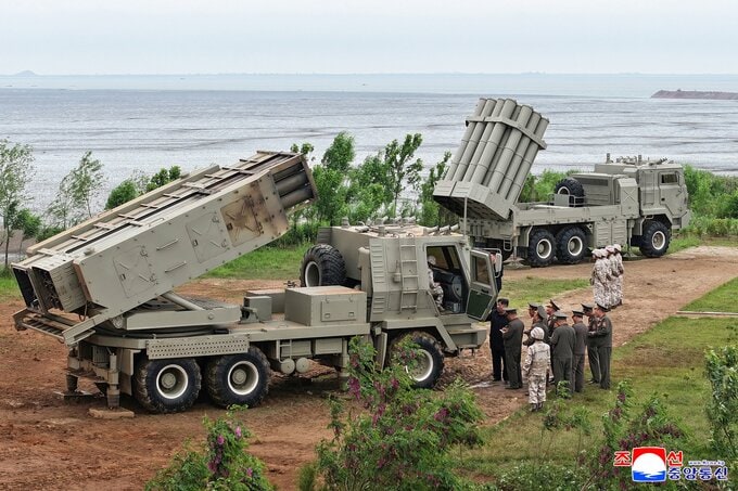 北朝鮮がAI誘導の戦術ミサイル発射実験－金正恩氏視察と国営メディア