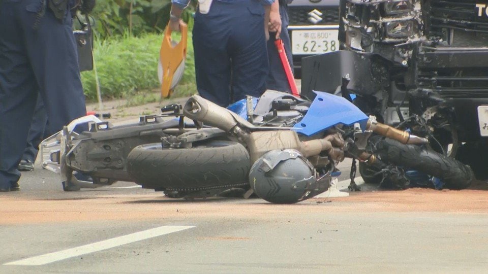 大型オートバイが車と正面衝突 フロント部分大破し27歳男性ライダーが