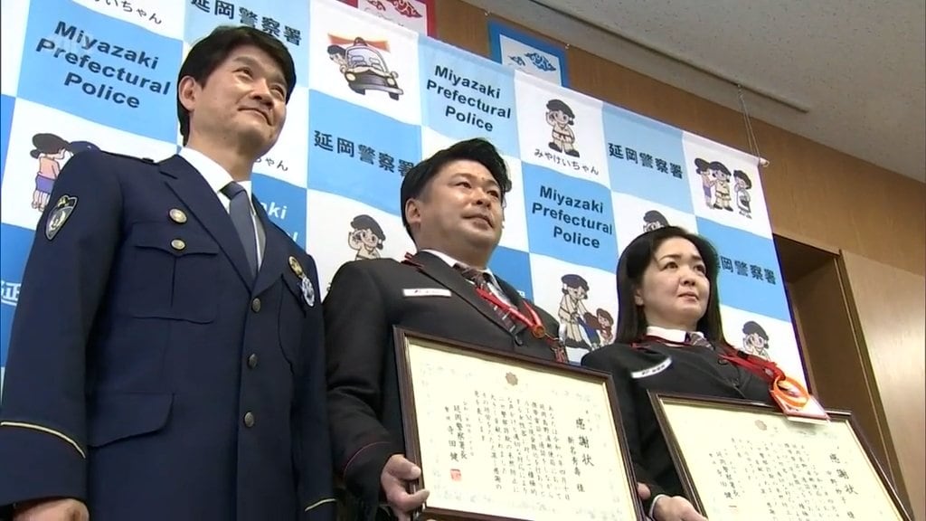 携帯電話で通話しながらATMで50万円を振り込もうとする女性 とっさの