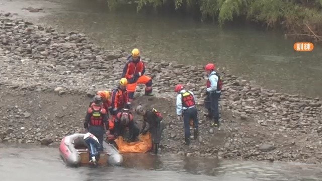 川に入るときはライフジャケット着用を 飲酒したら川に入らない！ “ボート転覆”を想定した救助訓練