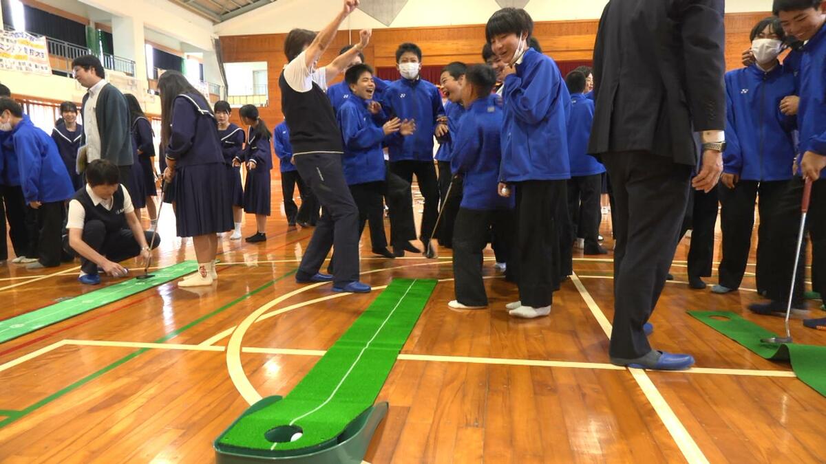 ダイキンオーキッド開幕を前に　プロが玉城中学校でゴルフ指導