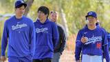 ドジャース大谷翔平 珍しく自らの運転で球場入りで報道陣騒然、ブルペンでは山本の投球を後ろで見守る |TBS NEWS DIG