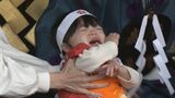 先に泣いた方が勝ち 赤ちゃん｢泣き相撲｣ 健やかな成長願って…取り組み前から泣き始めてしまう子も 岩津天満宮 愛知･岡崎市　|　名古屋・愛知・岐阜・三重のニュース【CBC news】 | CBC web