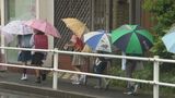 雨の日の“通学ラッシュ渋滞”　傘をさした集団登校の子どもが「長い1列」に　車道で立ち止まってしまうことも…どうする？|TBS NEWS DIG