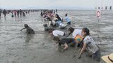 有明海の干潟で泥だらけ「人間むつごろう」 佐賀・鹿島で40回目のガタリンピック海外からも参加 | 福岡のニュース|RKB NEWS|RKB毎日放送