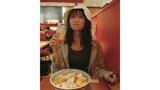 【 秋元真夏 】 カジュアルな装いで中華料理店へ 「飲んでばかりいる」 辛さ際立つマーラータンとビールを満喫|TBS NEWS DIG