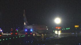 【速報】「焦げ臭い感じで、機内がパニックに」「CAさんも『走って走って!』と」 成田発セブ行きのユナイテッド航空便が関西空港に「緊急着陸」 貨物室から出火か 乗客・乗員全員142人が「シューターで緊急脱出」 乗客5人が負傷|TBS NEWS DIG