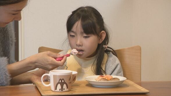 2歳の娘を襲った「レット症候群」 今は会話や食事も難しく… 手が傷ついてもやめられない“特徴的な仕草” いつかまた「パパ、ママ」と呼んでくれる日を信じて 主に女の子に発症する難病 | 名古屋・愛知・岐阜・三重のニュース【CBC news】 | CBC web