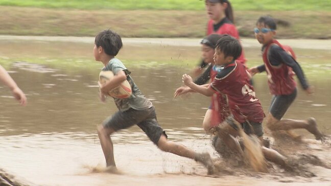 田植え前の水田で泥にまみれトライ　小学生が田んぼラグビー　大分|TBS NEWS DIG