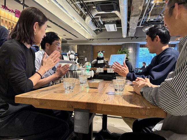 一緒にいるみたい…だけどAIじゃない！分身ロボットOriHime 【富山⇆東京】遠隔地から接客サービス　特別支援学校の女子生徒がカフェ店員に挑戦|TBS NEWS DIG