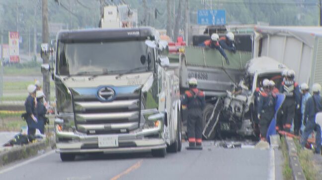 トラックどうしが衝突…運転手２人がけが　重傷者がいるもよう|TBS NEWS DIG