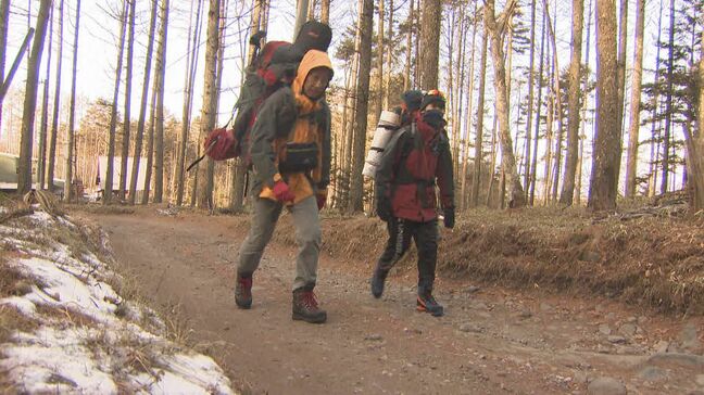 大みそかで越年登山者が入山 八ヶ岳連峰の登山口でも登山計画書を提出し山に向かう人の姿 長野・茅野市|TBS NEWS DIG
