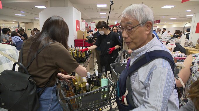 人だかりができている1本990円のワインコーナー