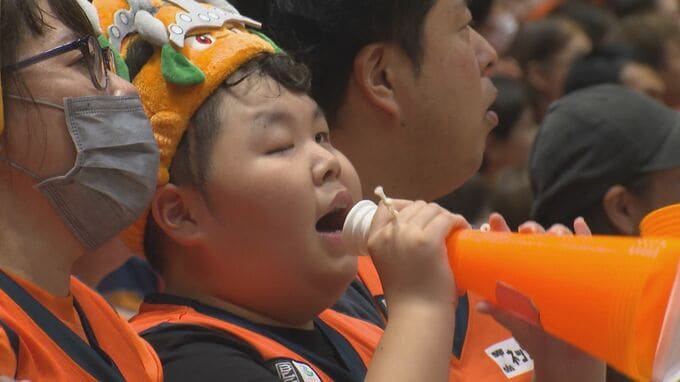 ｢ボールをつく“音”が一番好き｣ ほぼ全盲の少年が熱狂するバスケットボール観戦　愛媛オレンジバイキングスに描く夢|TBS NEWS DIG