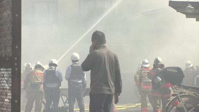 「屋外でゴミが燃えている」その後住宅に延焼し2棟が全焼する火事　住宅街が煙に包まれ　広島市西区　|　RCC NEWS | 広島ニュース | RCC中国放送