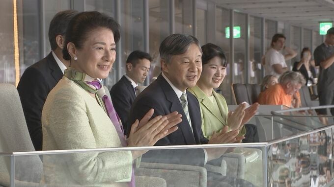 天皇皇后両陛下と愛子さま　ご一家で「世界陸上」へ　双眼鏡を使って熱心に観戦　ライトグリーンのリンクコーデも|TBS NEWS DIG