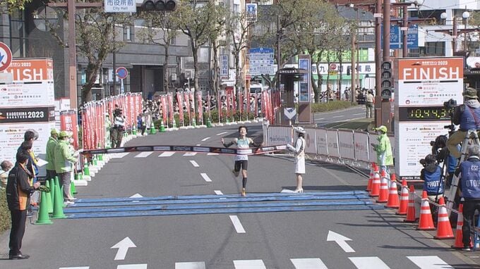 ４年ぶり鹿児島マラソン　九州最強公務員ランナー飛松選手（日置市役所）が大会新で４連覇「一番の目標　記録更新できてよかった」　|　鹿児島のニュース｜MBC NEWS｜南日本放送