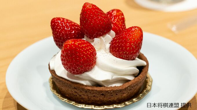 藤井聡太六冠が選んだ不二家のおやつは「苺のショコラタルト」と「抹茶の苺大福」 以前注文の「コロコロしばちゃん」も人気に 将棋・叡王戦　|　名古屋・愛知・岐阜・三重のニュース【CBC news】 | CBC web