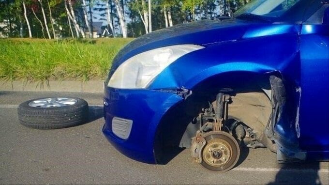 “5分ほど前から異音”走行中の乗用車から左前タイヤ脱落　飲食店前の冷蔵庫に衝突　北海道北広島市・国道36号線|TBS NEWS DIG
