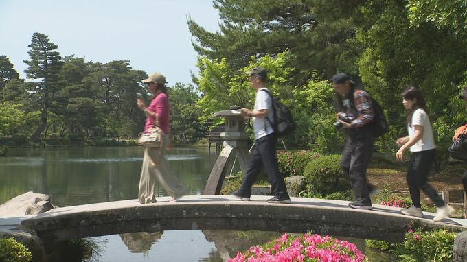 金沢など真夏日に季節外れの暑さ　あさ早くから兼六園では多くの観光客でにぎわう|TBS NEWS DIG