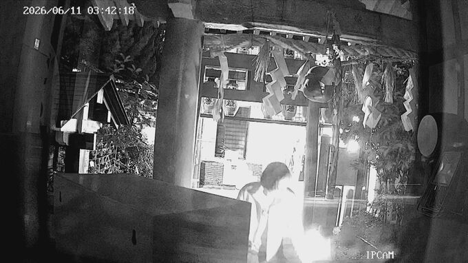 防犯カメラがとらえた「炎を見つめる男」神社の鈴緒に火をつけたか 無職の男（48）を逮捕 広島|TBS NEWS DIG