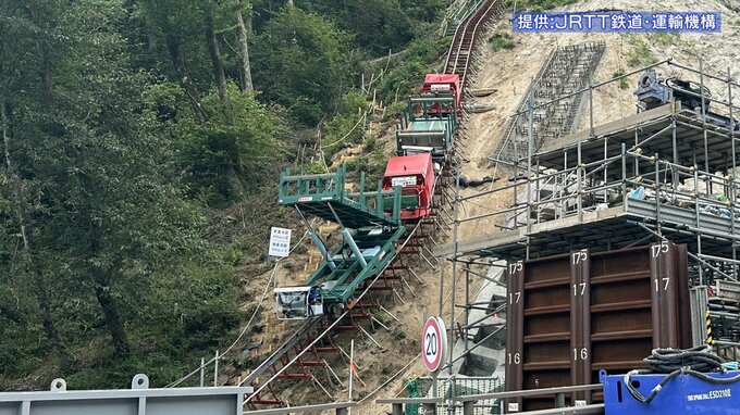 リニア新幹線のトンネル工事現場で資材運搬用のモノレール車両同士が衝突　発電機から燃料が漏れて出火|TBS NEWS DIG