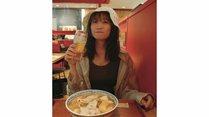 【 秋元真夏 】　カジュアルな装いで中華料理店へ　「飲んでばかりいる」　辛さ際立つマーラータンとビールを満喫|TBS NEWS DIG