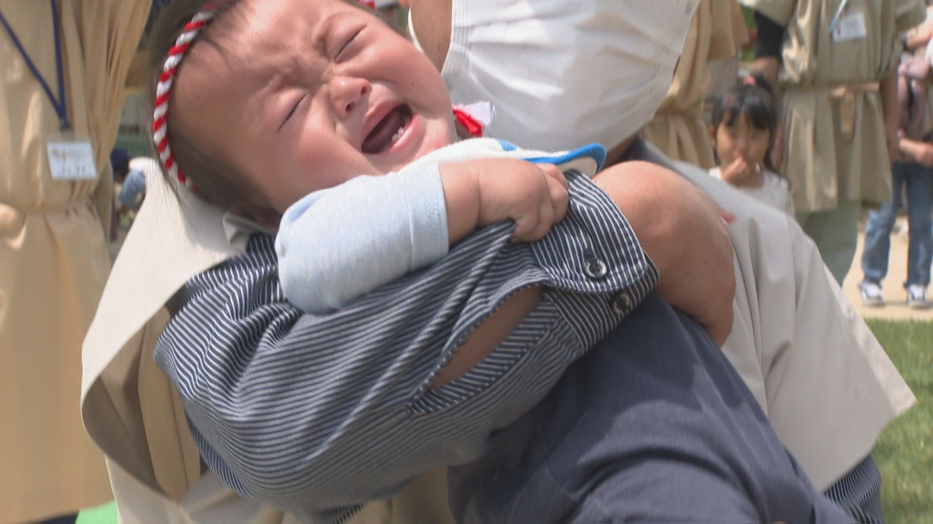 泣き相撲大会　赤ちゃんの泣き声や笑い声響く　大分・国東市