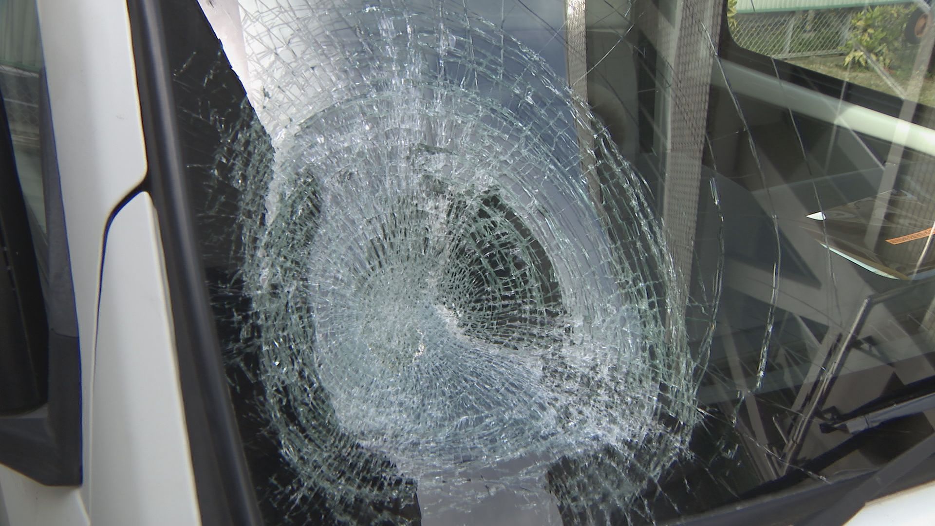 道路脇を歩いていた女性（40）が意識不明の重体　対向車線をはみ出してきた軽トラックにはねられる