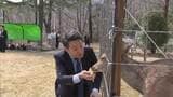 “迷いシカ”横山市長が初対面「受け入れのお礼」「めっちゃ癒される」 大阪市内で捕獲→能勢温泉に引っ越し 大阪・能勢町|TBS NEWS DIG