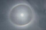 太陽の周りに大きな日暈=ハロを長野市の上空でキャッチ これからの天気を「予言」する輪の正体は? そしてその「予言」とは?|TBS NEWS DIG