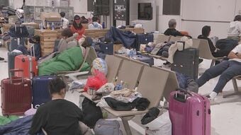 台風25号の影響で成田空港に乗客ら約2600人一時足止め 早朝の空港には一夜明かす人々の姿が|TBS NEWS DIG